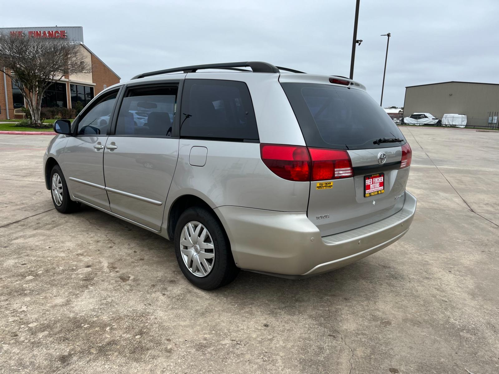 2005 SILVER /gray Toyota Sienna LE - 7 Passenger Seating (5TDZA23C75S) with an 3.3L V6 DOHC 24V engine, 5-Speed Automatic Overdrive transmission, located at 14700 Tomball Parkway 249, Houston, TX, 77086, (281) 444-2200, 29.928619, -95.504074 - Photo #4